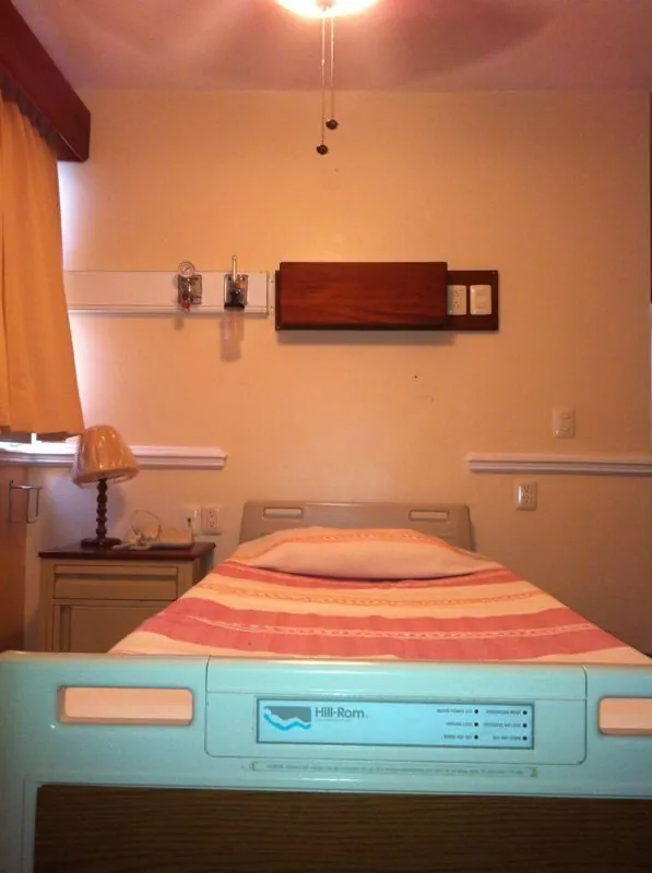 Habitación con cama hospitalaria